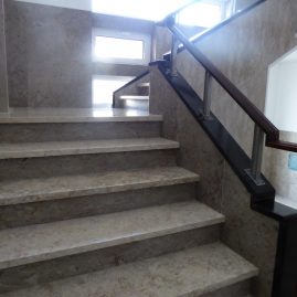 Escadaria comum de acesso ao interior do prédio