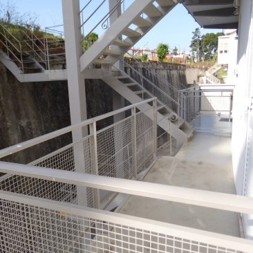 Escada de acesso pelo exterior